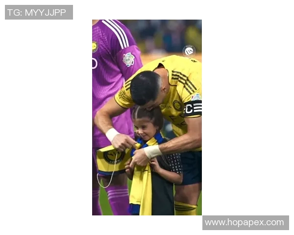 足球巨星C罗与粉丝亲密互动展现暖心一面让人感动不已