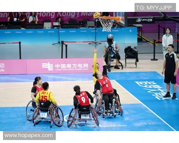 足球明星与残疾人共同追梦的感人瞬间展现了体育的力量与包容之美